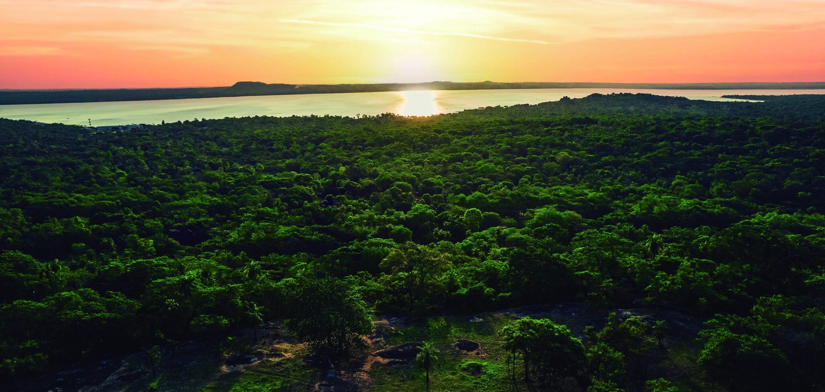 Vista del monte nativo de Cumbres de San Bernardino con el Lago Ypacaraí al atardecer