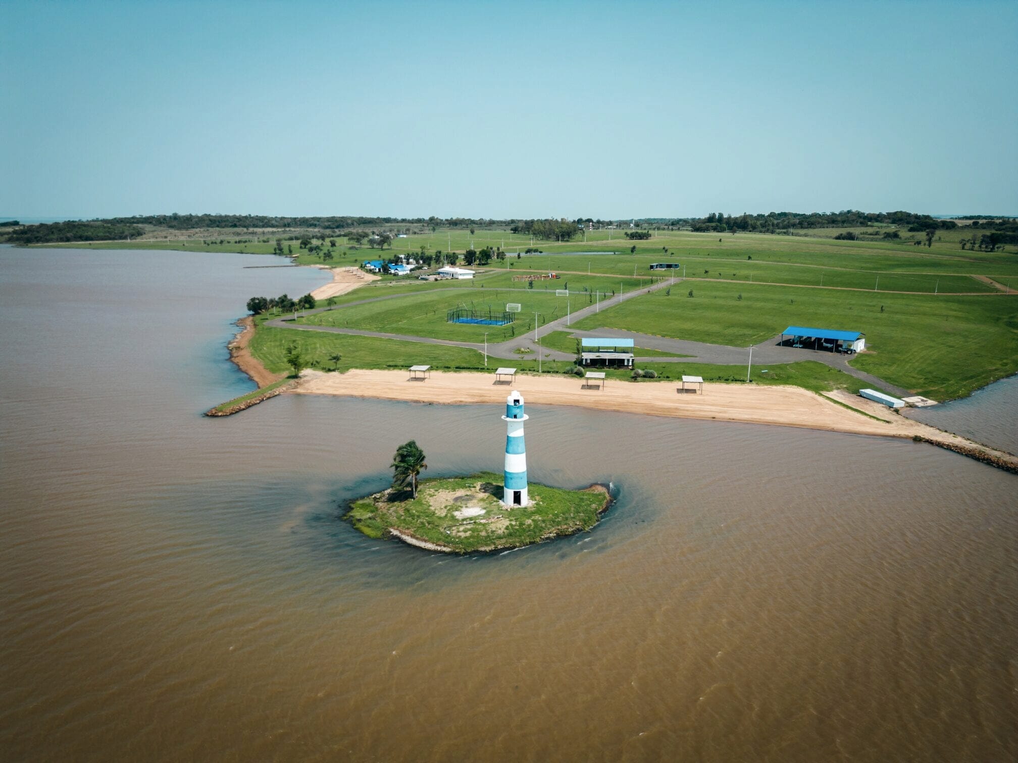Vista aérea de la isla con faro y la playa de Paraqvaria