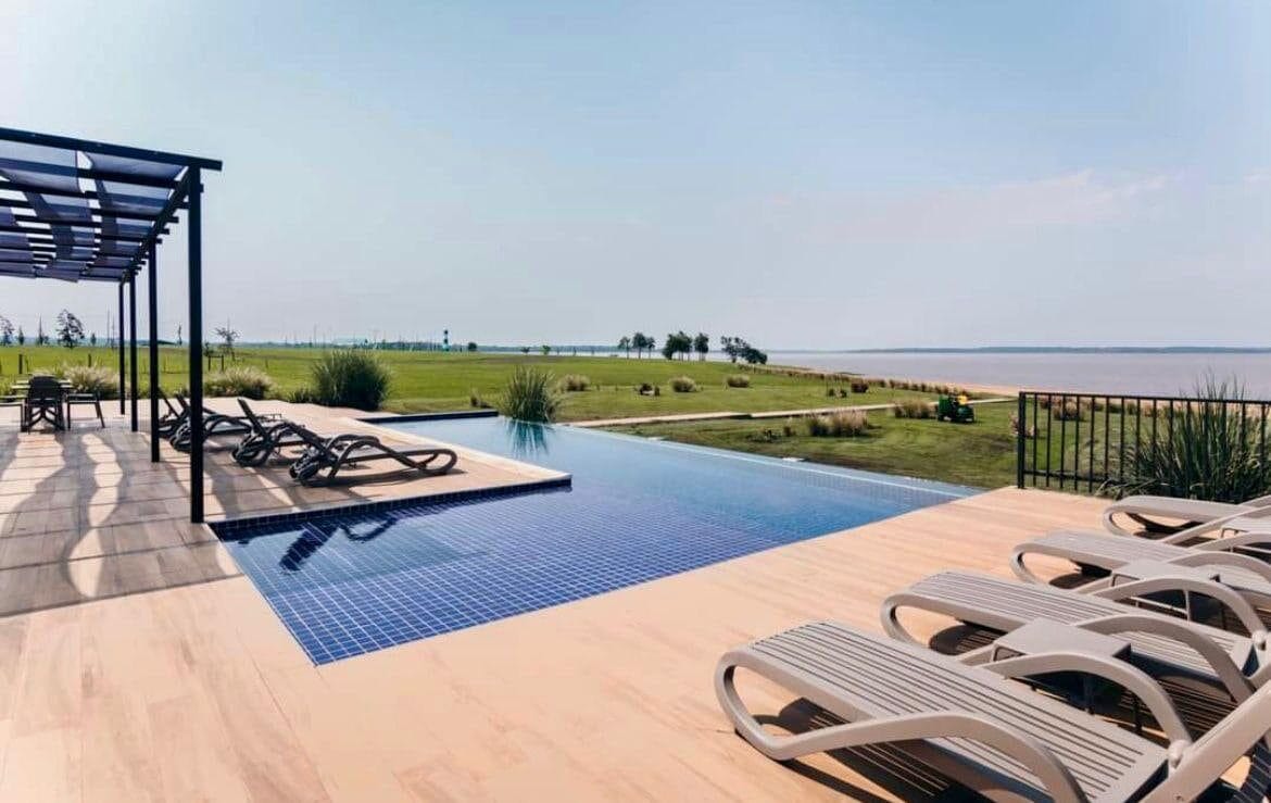 Piscina y terraza del club house de Paraqvaria